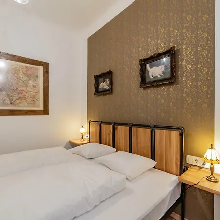 Kiraly Street Nest *