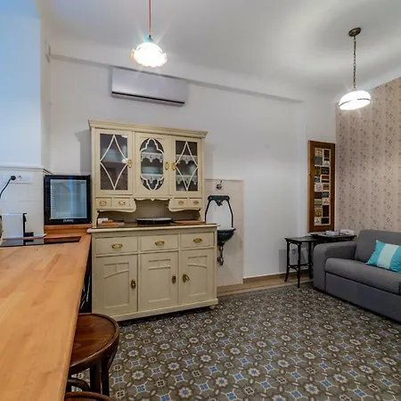 Kiraly Street Nest *