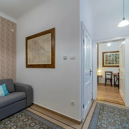 Kiraly Street Nest *