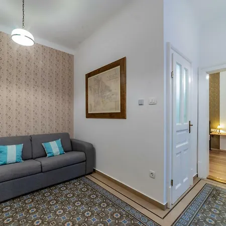 Kiraly Street Nest